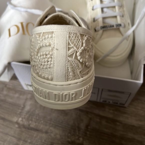 New in box DIOR lace sneakers . Pretty and luxurious - Picture 4 of 6